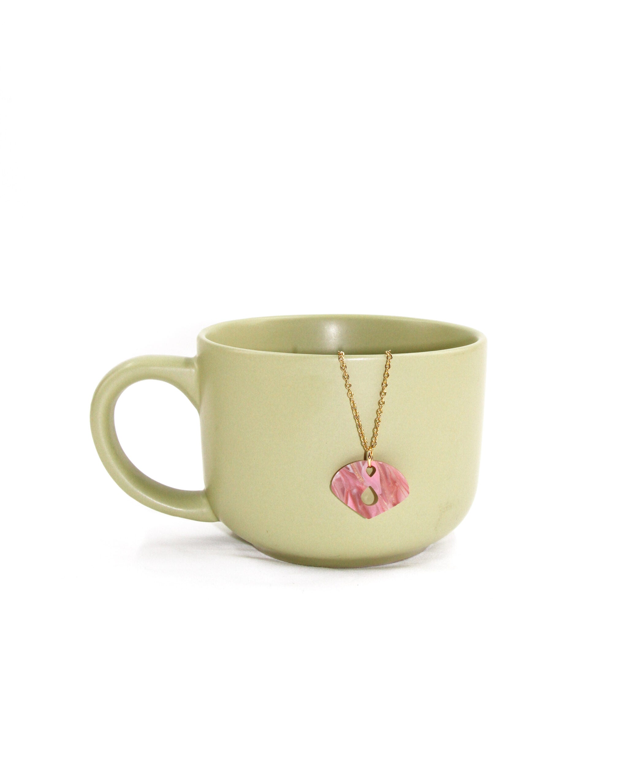 Collar con colgante rosa nacarado: belleza orgánica en tonos suaves