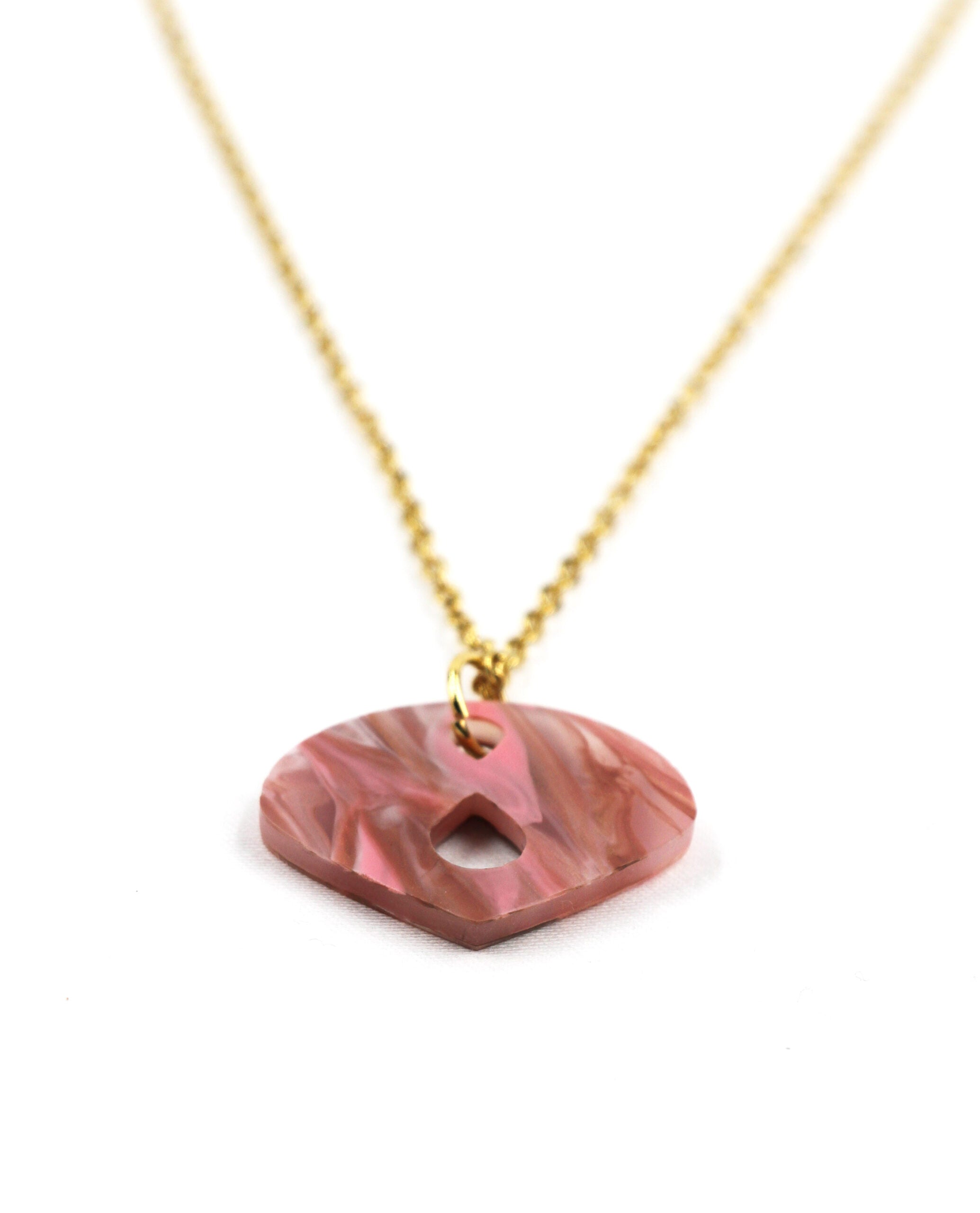 Collar con colgante rosa nacarado: belleza orgánica en tonos suaves